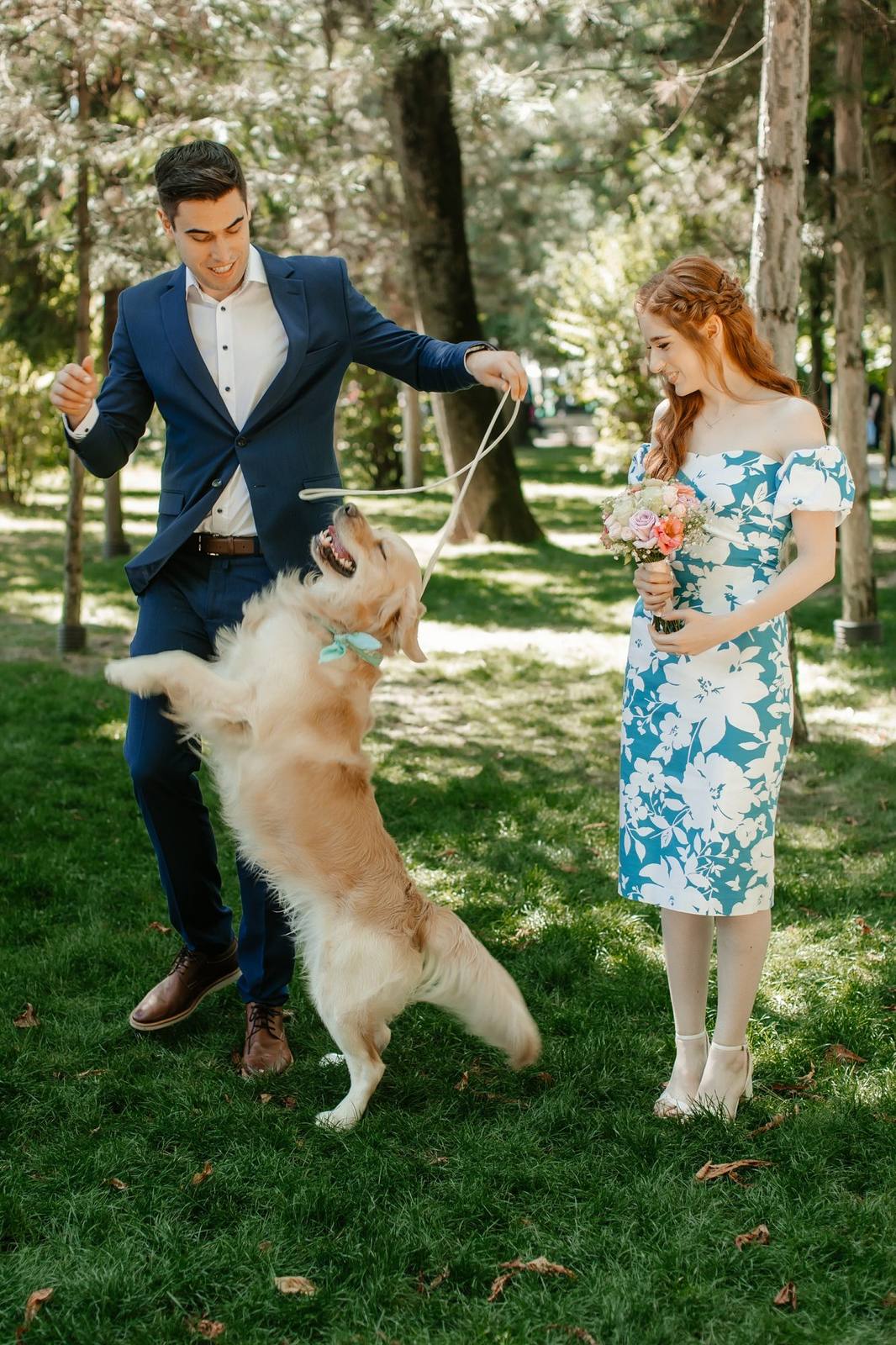 Cuplu jucându-se cu câinele lor golden retriever