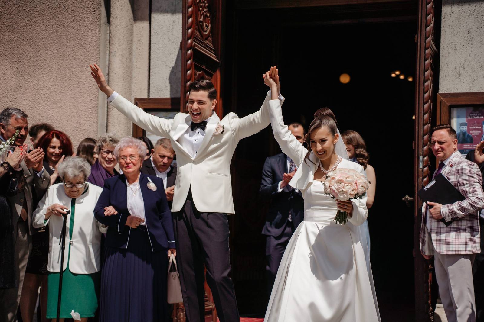 Mirii arătând verighetele, moment vesel la petrecere